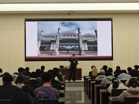 洪鑫亮在南昌应用技术师范学院面向学生作专题讲座